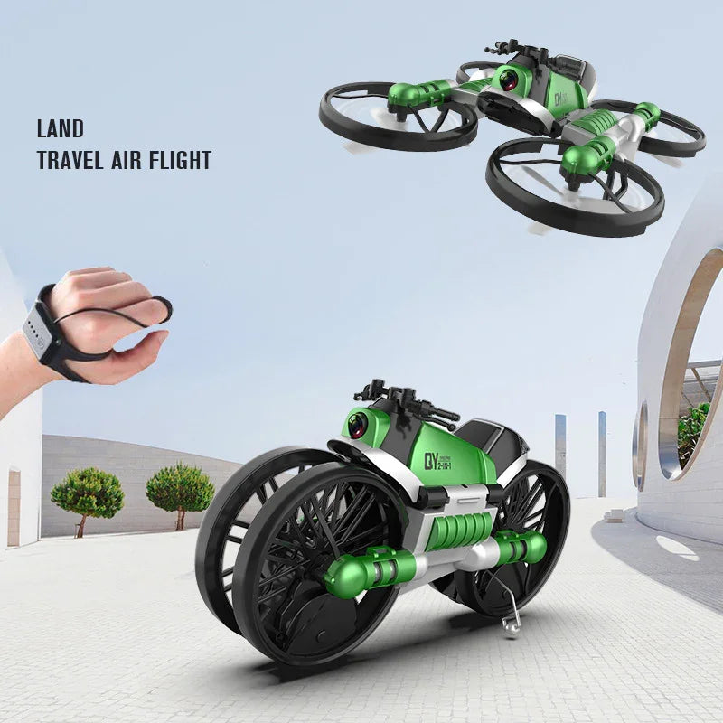 Moto-dron verde 2 en 1 volando y sobre el suelo, controlada por un mando de mano, en ambiente moderno